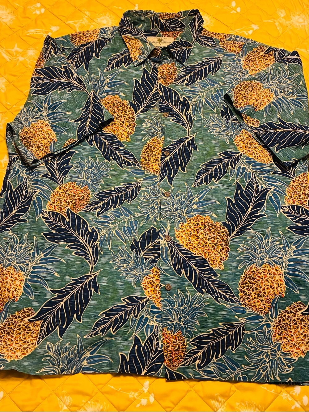 Island Shores men’s extra large Hawaiian pineapple shirt